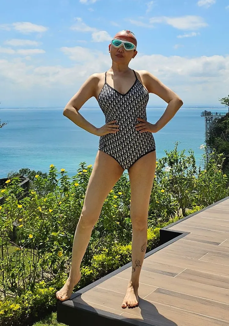 藍心湄戴泳帽、泳鏡搞笑。翻攝藍心湄臉書