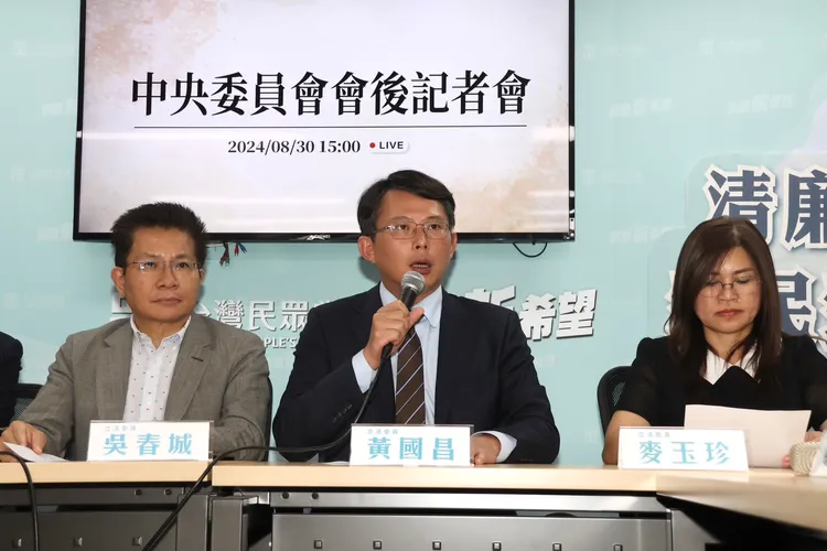 台灣民眾黨臨時中央委員會 會後記者會 麥玉珍(右起)、黃國昌、吳春城。莊宗達攝