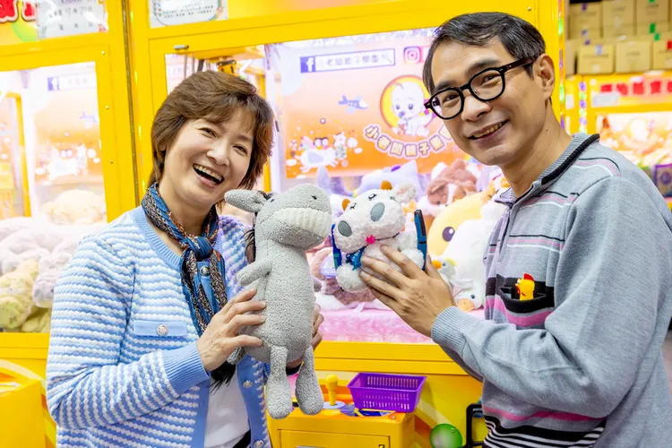 謝其文（右）帶謝瓊煖夾娃娃。大愛提供