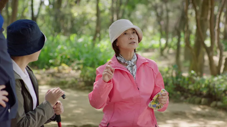 謝瓊煖滔滔不絕的跟登山客分享電視劇情。大愛提供