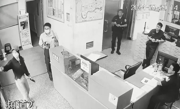 婦人衝進派出所求助。警方提供