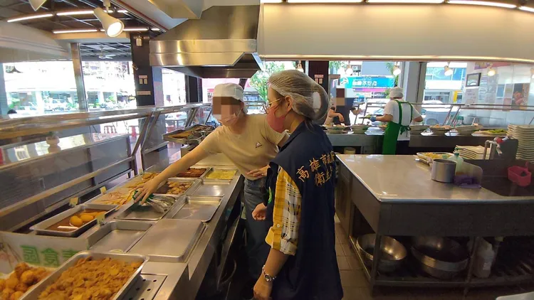 衛生局今天接獲檢舉，立刻前往自助餐店稽查。高雄市衛生局提供