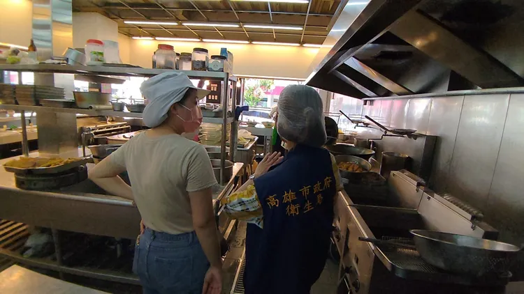 衛生局人員未發現蟑螂或壁虎，但點出兩項缺失限期改善。高雄市衛生局提供