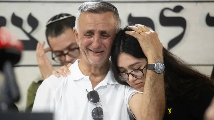 阿加馬尼與家人重逢，父親落淚，現場令人動容。翻攝自以色列外交部