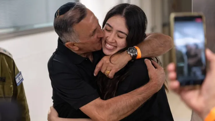 阿加馬尼與父親重聚後，開心地擁抱在一起。翻攝自以色列外交部