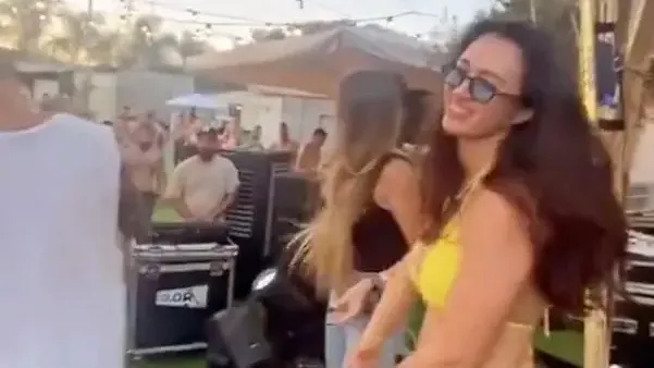  阿加馬尼現身派對慶祝新的人生。翻攝自《紐約郵報》