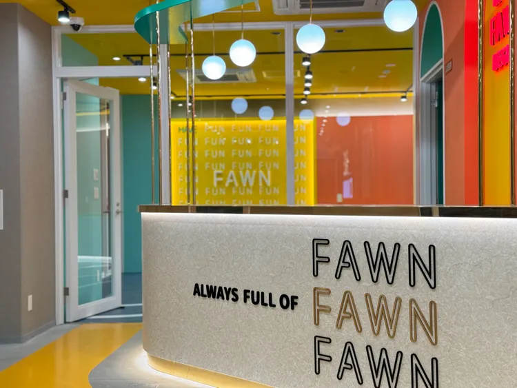 「FAWN HOTEL」大廳以暖色調營造歡樂氛圍 更設有洗衣房供入住旅客使用。業者提供