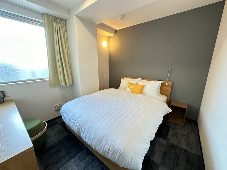 房內空間多以白、灰色系搭配木質元素 呈現自然風格的清爽質感品味。業者提供