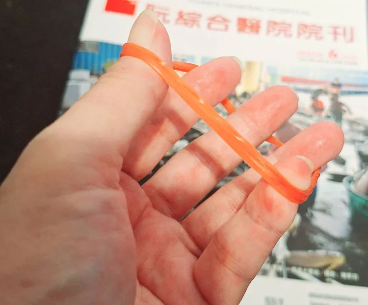 醫師曾祥睿建議兩招大拇指運動，可徒手、用橡皮筋輔助，病症輕微者可收到改善效果。阮綜合醫院提供