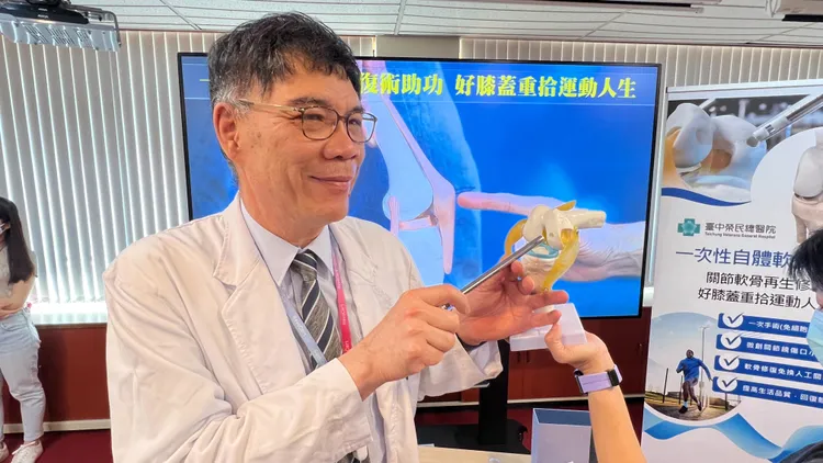 中榮骨科主任陳超平說，從患者體內取出健康軟骨，經特殊處理後再裝填到受損處。鮮明攝