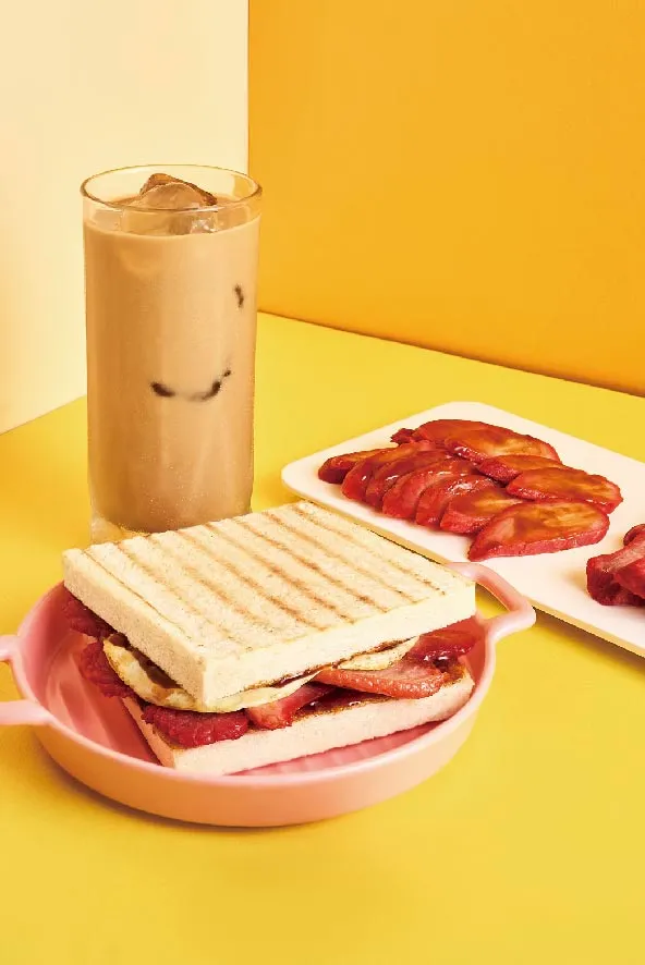 「蜜汁叉燒蛋吐司」由主廚特調甘甜蜜汁淋醬結合軟嫩叉燒與現煎嫩蛋，搭配濃郁港式奶茶，讓您直呼好好味。業者提供