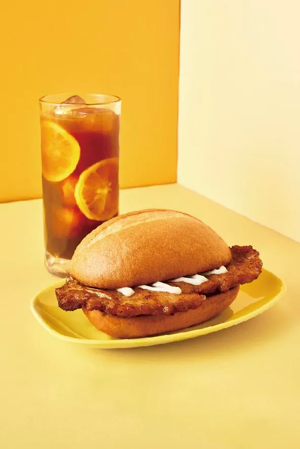 「正宗澳門豬扒包」選用台灣老字號「中一排骨」的帶骨里肌豬排，搭配爽口凍檸茶，彷彿置身澳門熱鬧街頭。業者提供