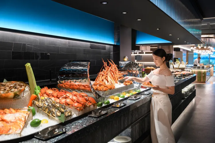 島語自助餐廳以一島檯配一餐酒的模式深獲眾多饕客喜愛，開幕將近一年訂位熱度依然不減。業者提供