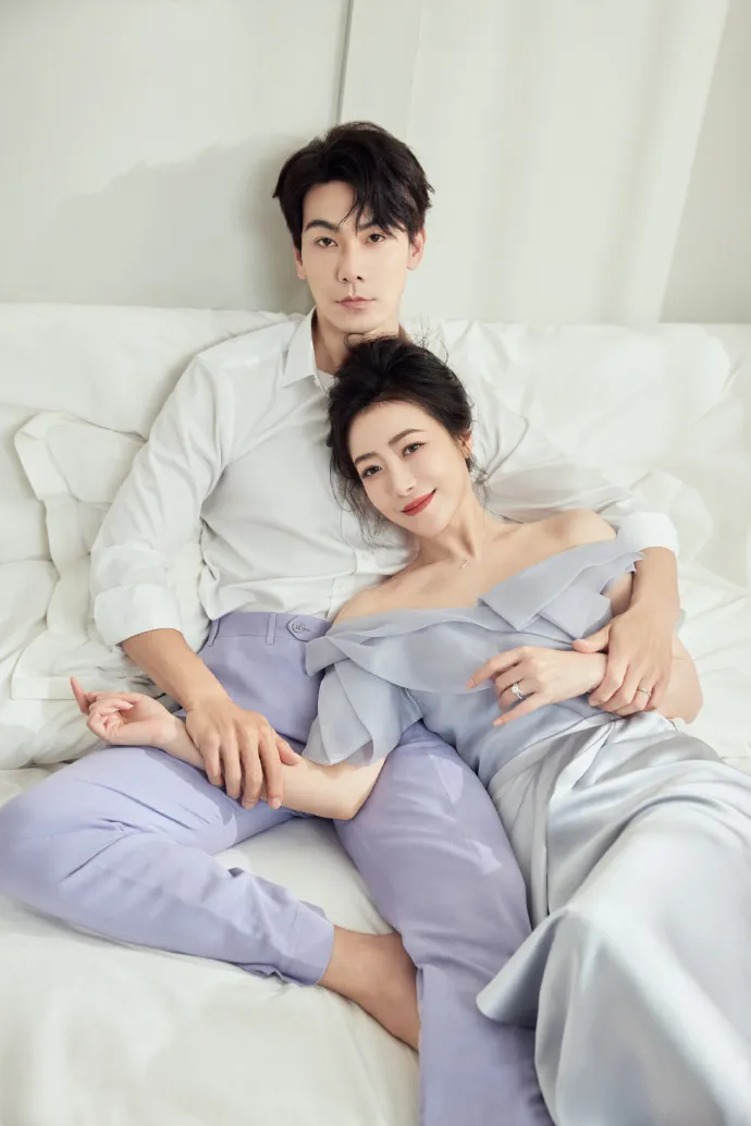 戴向宇（左）和陳紫函結婚8年如膠似漆。翻攝時尚新娘官方微博