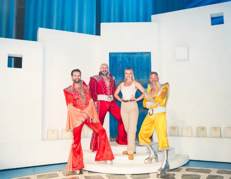  《媽媽咪呀》演員群史都華雷德（左起）、巴布哈姆斯、艾莉金頓、理查斯坦丁。寬宏藝術提供