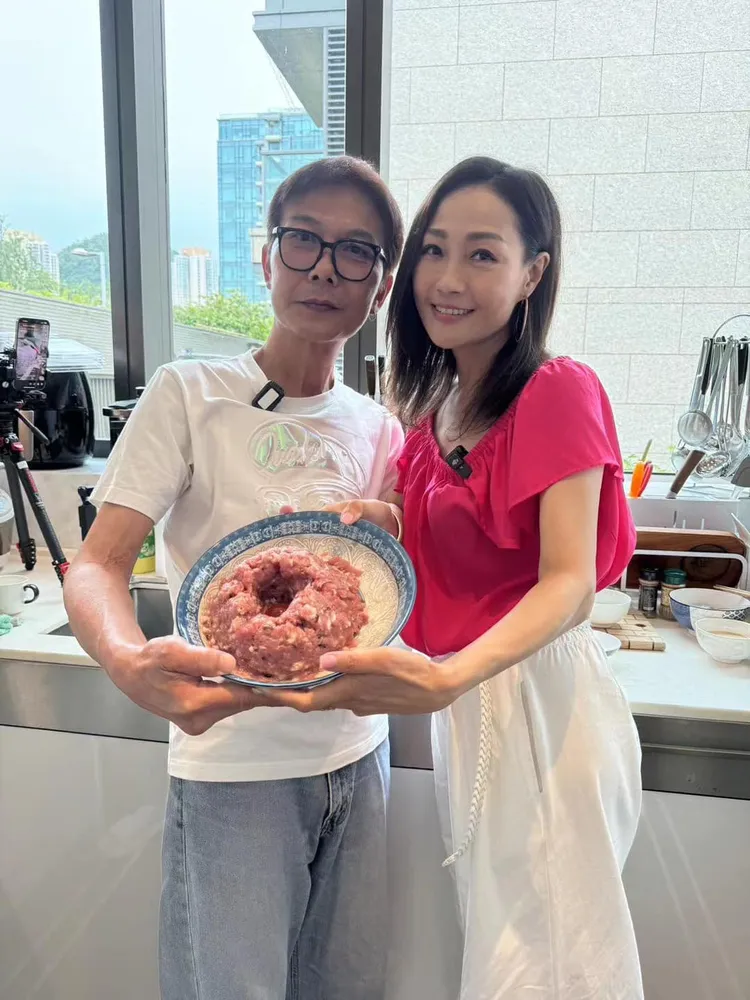 錢小豪（左）稱身體沒有太大問題。翻攝楊玉梅臉書