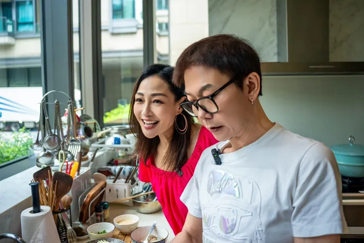 錢小豪（右）和好友楊玉梅一起做菜。翻攝楊玉梅臉書