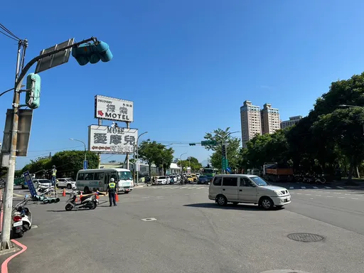 砂石車後斗防塵罩突升起 勾倒號誌燈桿瞬間曝光!路人都嚇壞了