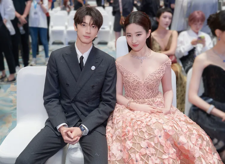 林一是劉亦菲的小迷弟，之前合作《玫瑰的故事》。翻攝林一微博