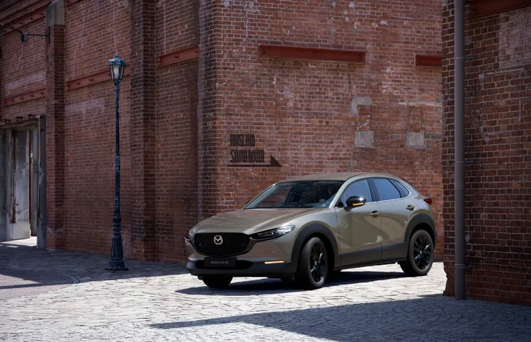 25年式MAZDA CX-30入門車型20S Carbon Edition新增標配深受休旅車車主推崇的電動尾門，售價維持、配備加值3萬元。原廠照片