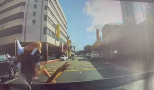 好痛片！苗栗國中生搶快違規穿越馬路　挨撞翻滾落地骨折送醫