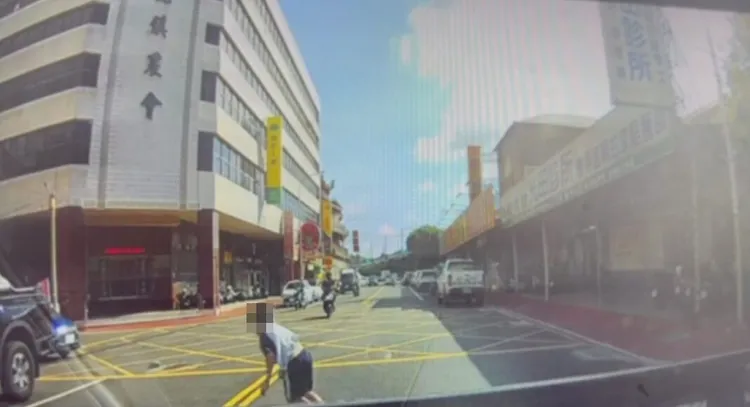 國中生被撞後自行起身走回路邊，送醫治療發現鎖骨骨折。翻攝「記者爆料網」