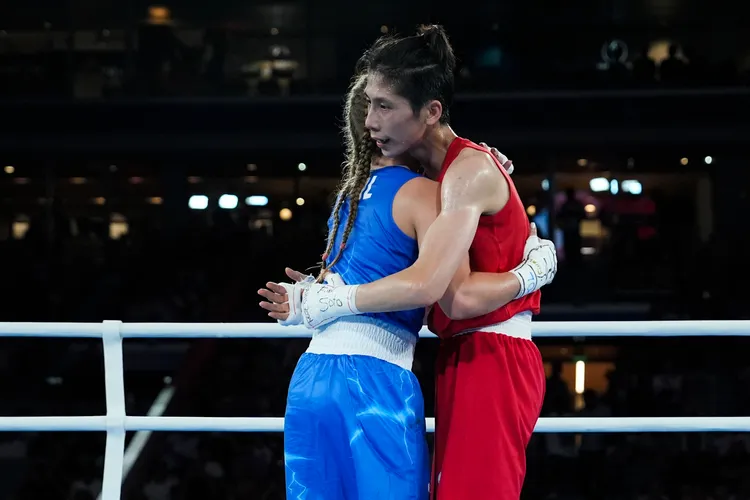 波蘭選手展現風度擁抱林郁婷。  美聯社