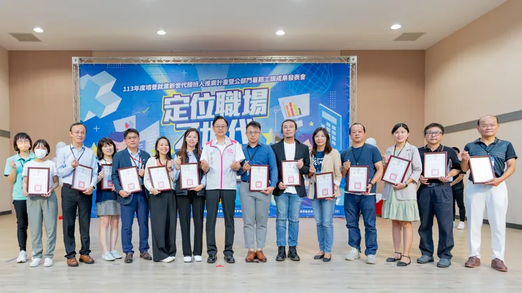 張善政頒發感謝狀予14位企業及民間團體代表。桃園市府提供