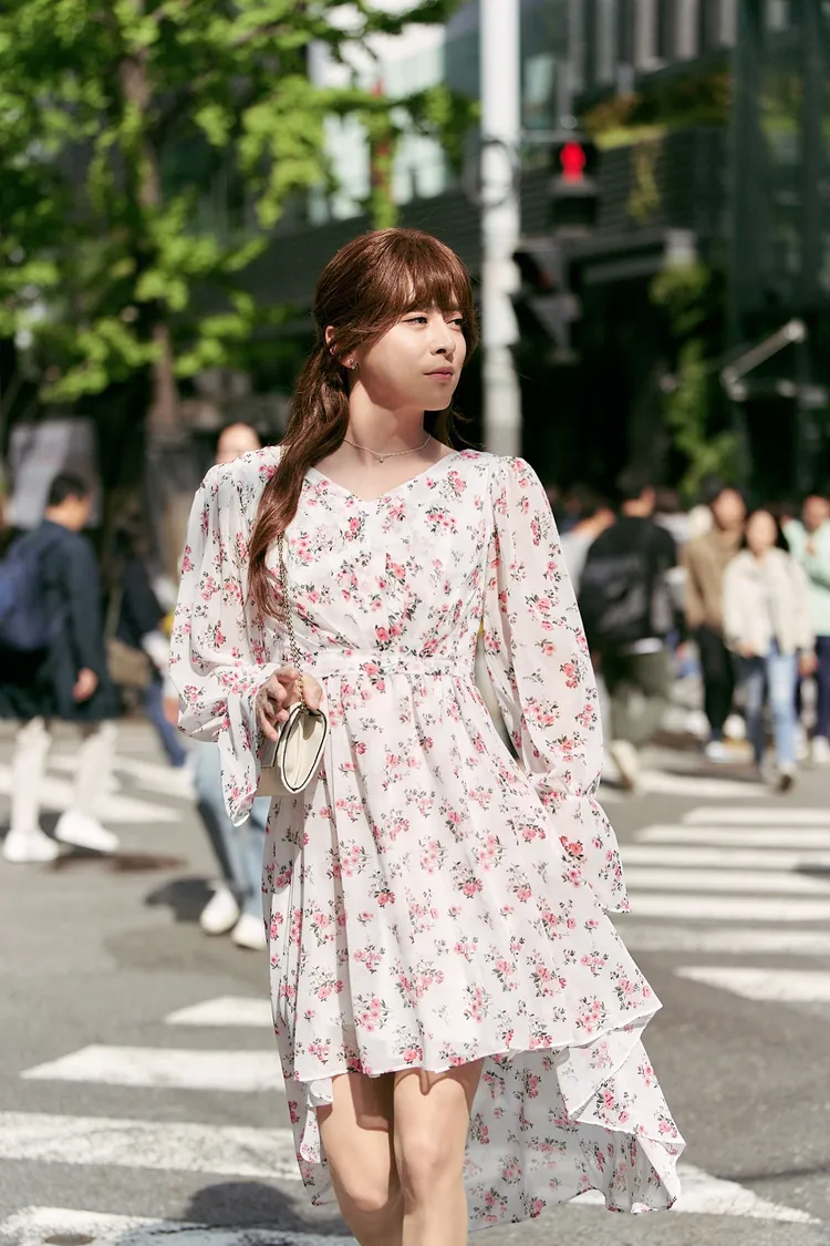 曹政奭戲裡冒用妹妹的名字重新就業，女裝扮相連自己都覺得美。車庫娛樂提供