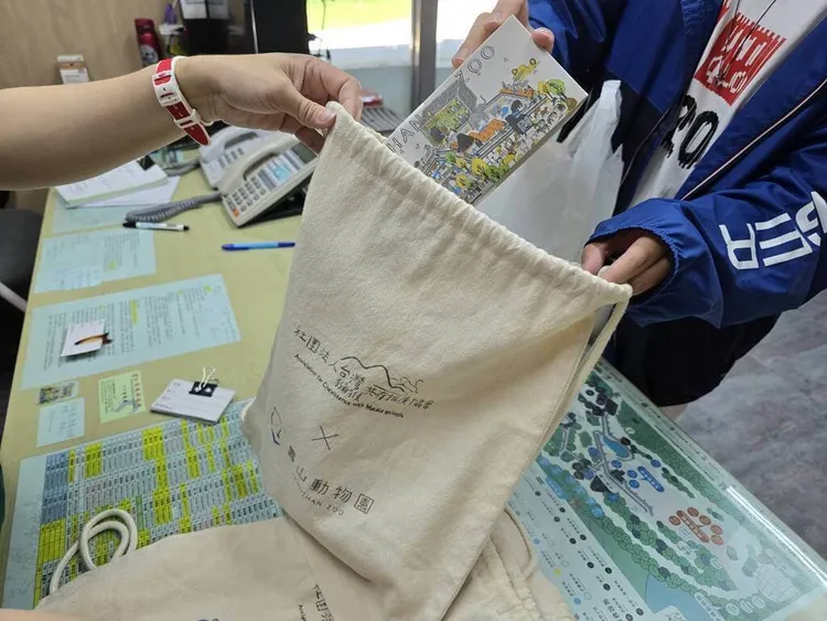 高雄壽山動物園位於獼猴棲地，園區內常見野生獼猴，動物園推出「防猴包」租借服務，遊客可至服務中心租用帆布材質的束口袋，將物品全部裝妥後再遊園。高雄市觀光局提供