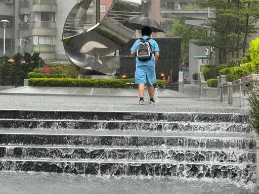 雷聲轟鳴!雙北持續高溫、暴雨狂炸 捷運文湖線疑遭雷擊號誌異常
