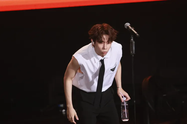 金聖圭瞪大眼睛想看粉絲的手幅寫什麼。彭欣偉攝