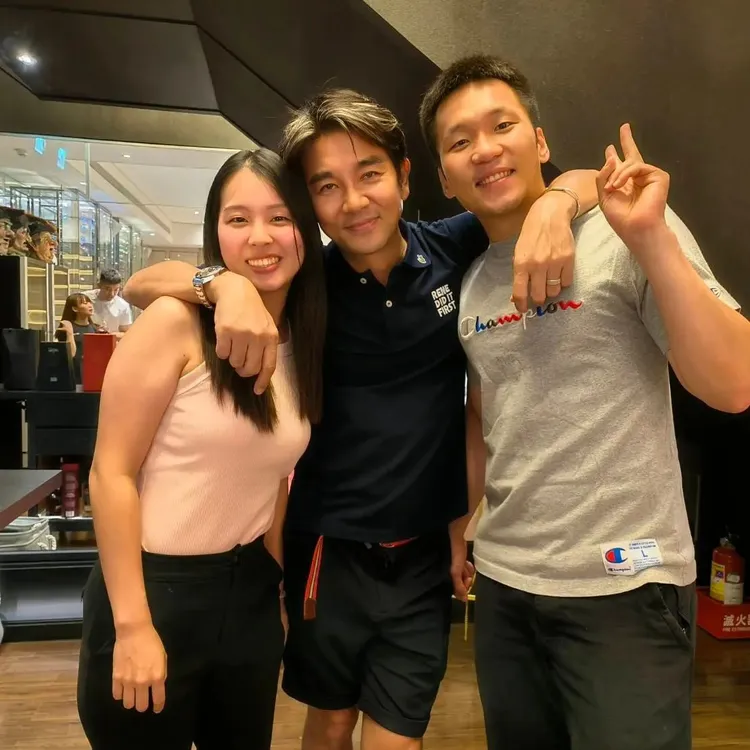 謝承均站在李洋和其未婚妻中間、一同合照，並搭肩勾著女方脖子。翻攝《謝承均Angus Hsieh》臉書