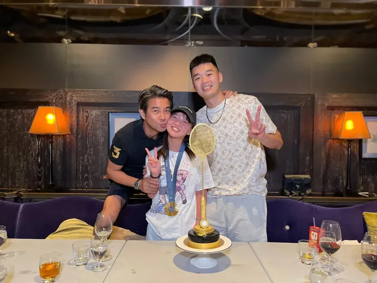 謝承均和王齊麟情侶檔留下合照，並貼臉作勢親吻陳詩媛臉頰。翻攝《謝承均Angus Hsieh》臉書