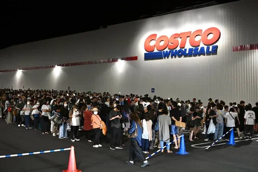 千人擠爆「排5小時」!好市多沖繩店破例夜半開幕 員工時薪驚人