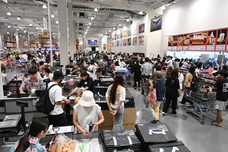 店內人潮絡繹不絕。翻攝自琉球新報