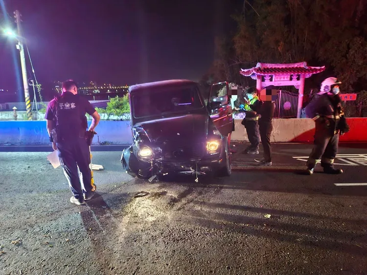 600萬元起跳的賓士大G，保險桿撞爛，右前車胎爆開，所幸駕駛沒事。翻攝畫面