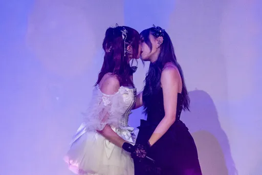 國民女團「AKB48 Team TP」好大膽 粉絲面前「女女吻」