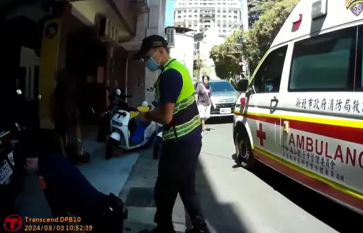 ７旬老翁倒臥馬路間　中和警CPR從死神手中搶人