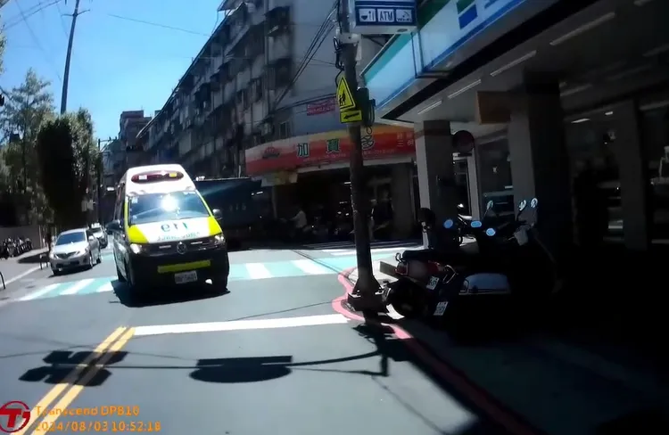 救護車到場。警方提供