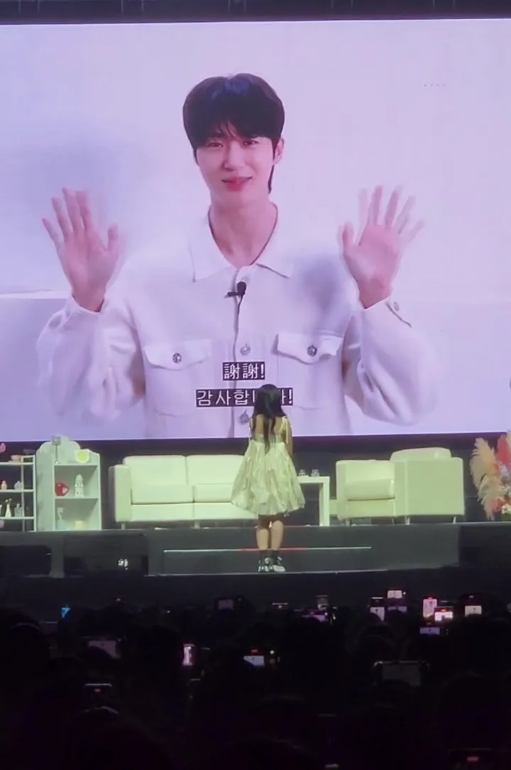 邊佑錫錄製影片為金惠奫加油，「率善CP」另類同台，讓全場暴動。讀者提供