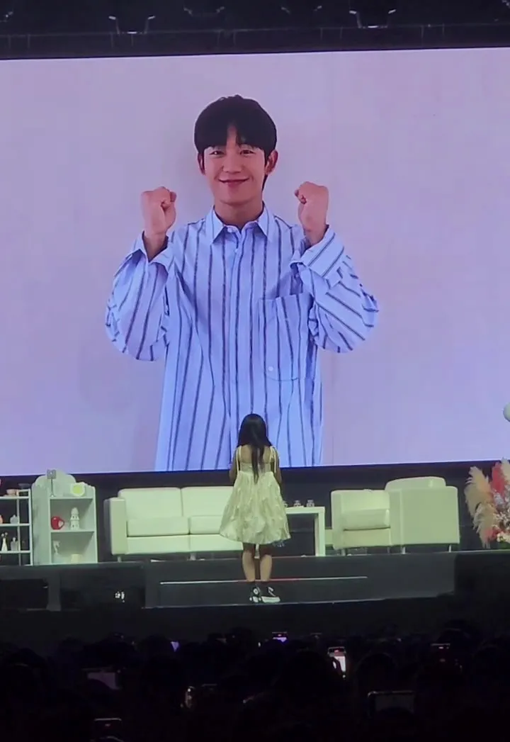 丁海寅透過螢幕為金惠奫打氣。讀者提供