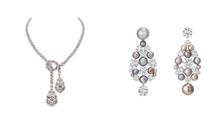 Trompe l’œil 18K白金項鍊（左圖），鑲嵌17顆明亮式切割D/E VVS1/2鑽石，總重量 11.59 克拉，頂級圓形珍珠和明亮式切割鑽石；18K白金耳環（右圖），鑲嵌2顆橢圓形切割銀白色和棕色頂級珍珠，分別為3.04和2.84克拉，8顆明亮式切割D/E VVS1/2鑽石，總重量5.18克拉，頂級圓形珍珠和明亮式切割鑽石。品牌提供