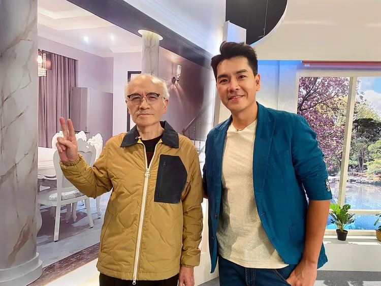 王傳一父親（左）也是醫生，透露父子關係就像朋友。翻攝王傳一臉書