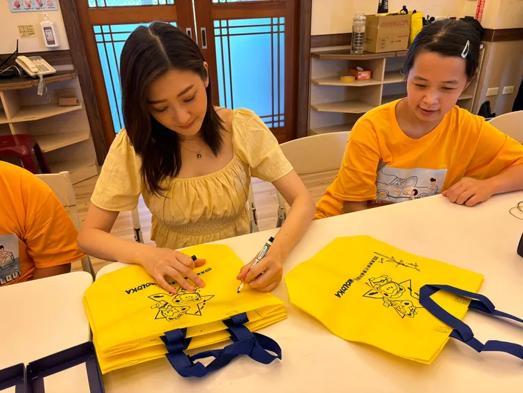 林逸欣與喜憨兒一起工作。真善美社會福利基金會提供