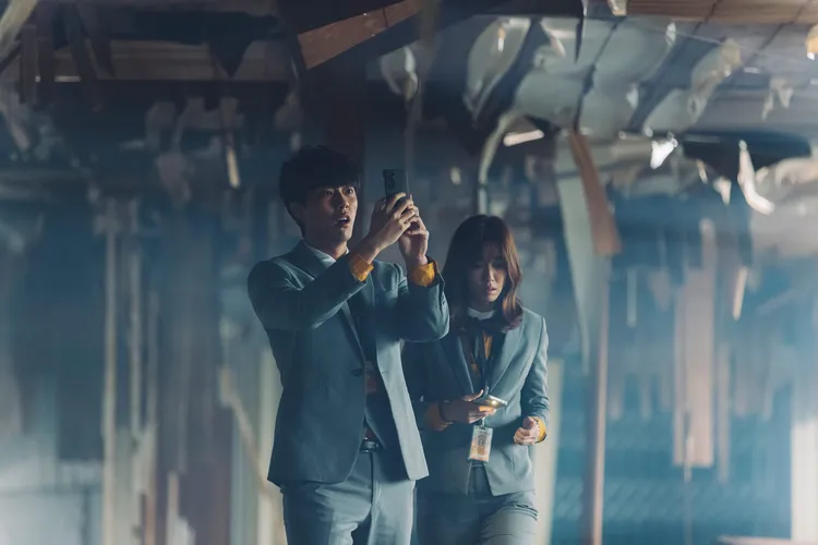 陳庭妮（右）、蔡凡熙受遊戲公司委託，要尋找適合當作AR鬼屋樂園遊戲的場景，來到傳聞有嬰靈出沒的廢棄鬼醫院。逆光電影提供