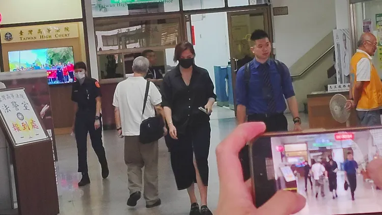 鍾沛君今天二審也親自出庭，不過稍微遲到了一會，面對媒體詢問未做回應。張欽攝