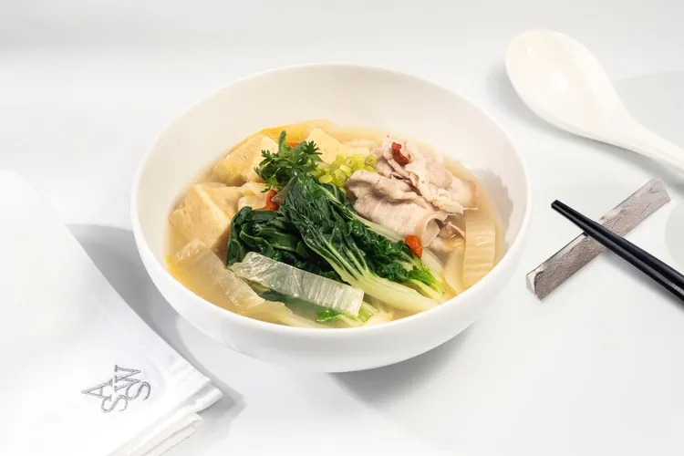 酸菜白肉寬粉，用鮮雞熬製清雞湯，選用南門市場老字號酸白菜，鮮香酸爽，十分開胃。精選台灣在地食材，響應綠色餐廳行動。業者提供