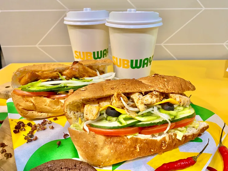 「青花椒烤雞腿堡」（後）以及「麻辣雞柳堡」（前）。莊偉祺攝