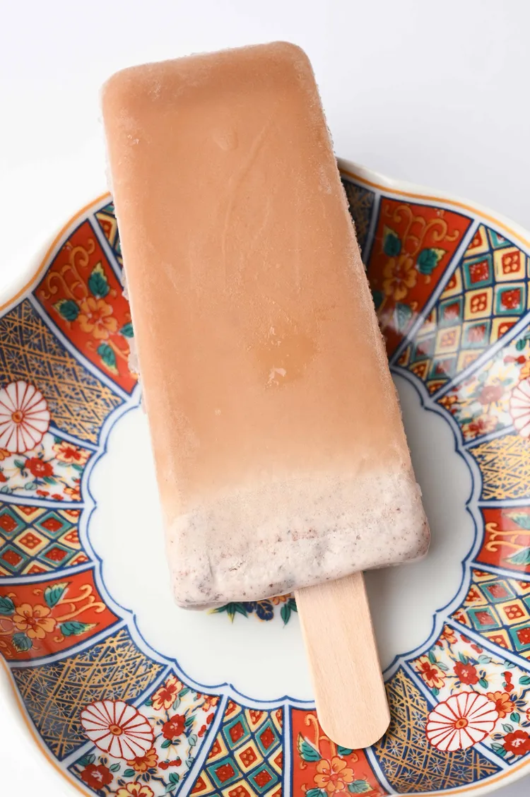 「紅茶奶蓋雪糕」交織淡雅蜜茶香和北海道乳源奶香，再加上巧酥增添豐富口感，打造多層次豐富口感的夏日消暑聖品。業者提供